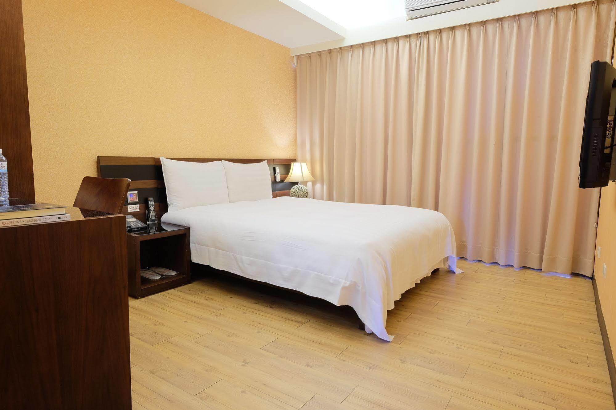 Talmud Hotel Gongyuan Taichung Luaran gambar